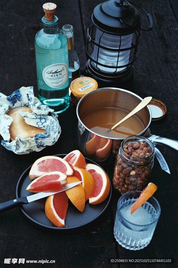 户外露营美食与饮品场景