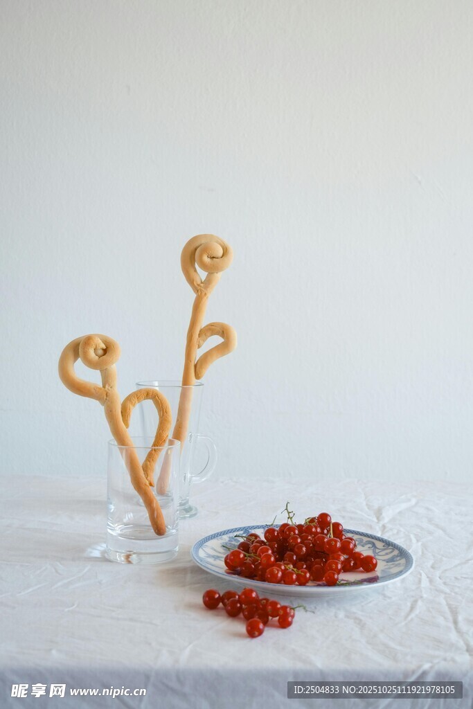 金色摆件与红色果实静物