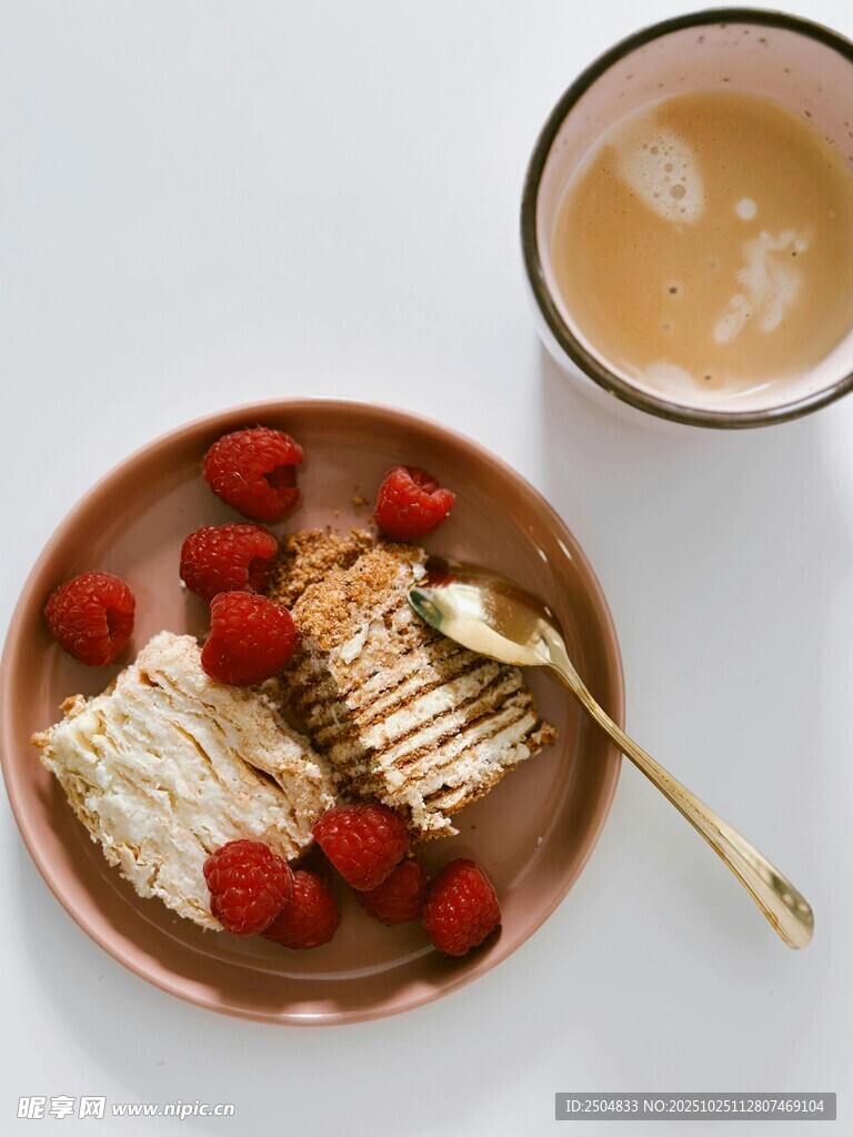 美味早餐 松饼配草莓与咖啡
