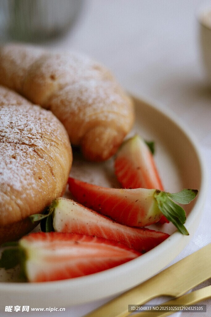 草莓配糕点的美味早餐