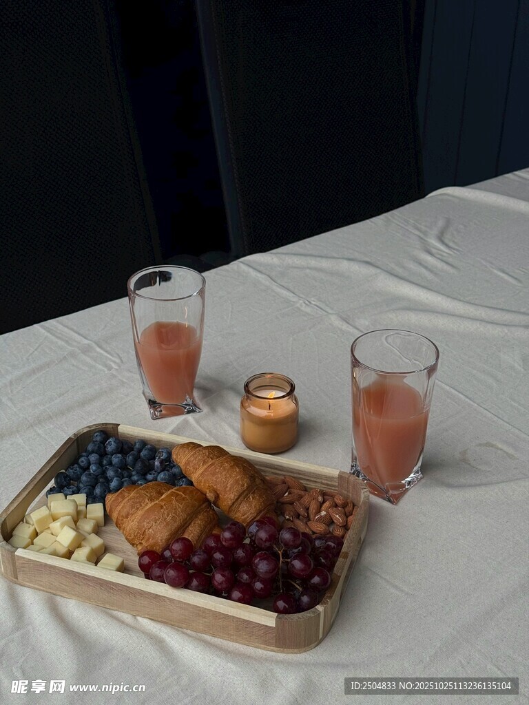 精致果盘配饮品与蜡烛