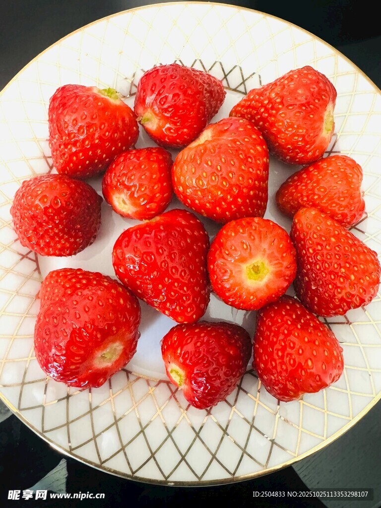 新鲜草莓摆放在白色盘中