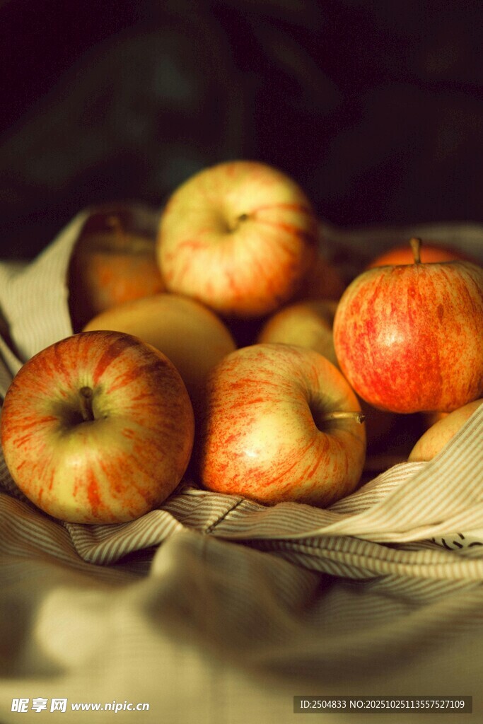 布上摆放的新鲜红苹果