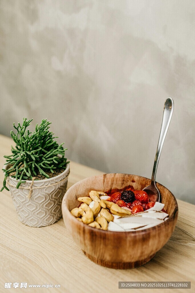 木碗中的美味水果沙 