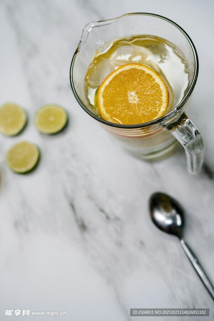 玻璃杯中的柠檬片饮品