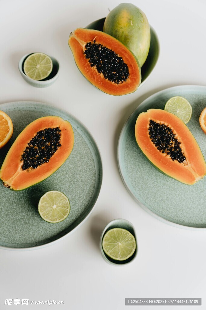 青盘上的切开木瓜与青柠