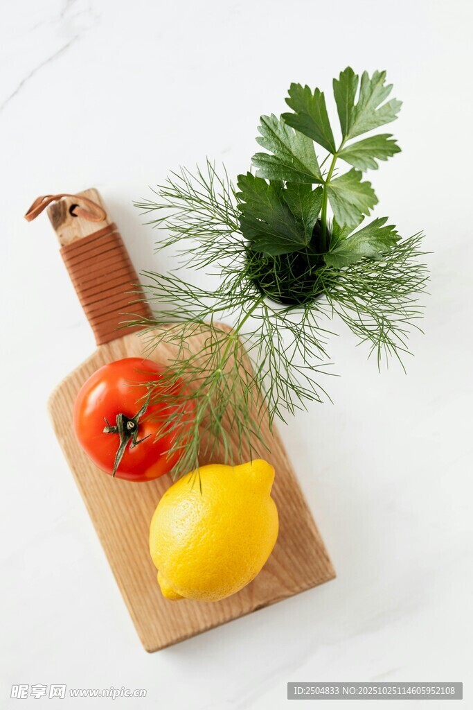 砧板上的蔬果与绿植装饰