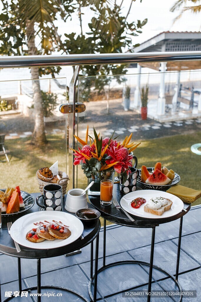 户外精致餐桌布置场景