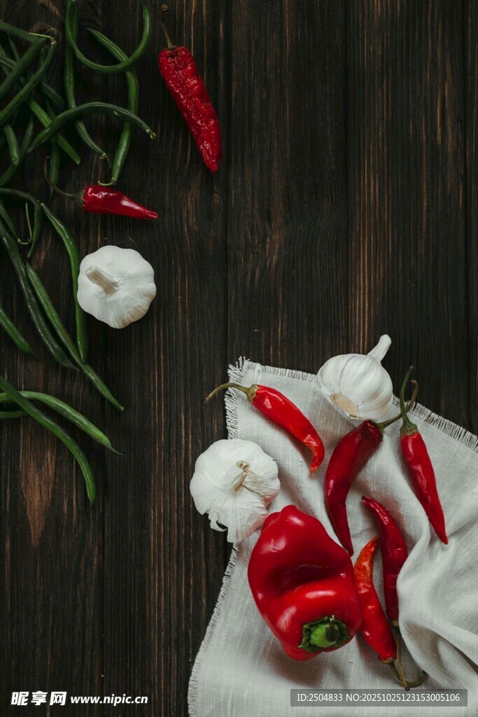 红辣椒与大蒜的静物组合