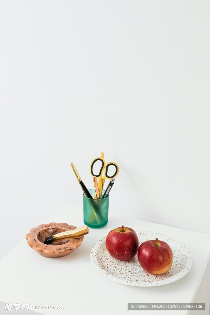 简约桌面的文具与水果