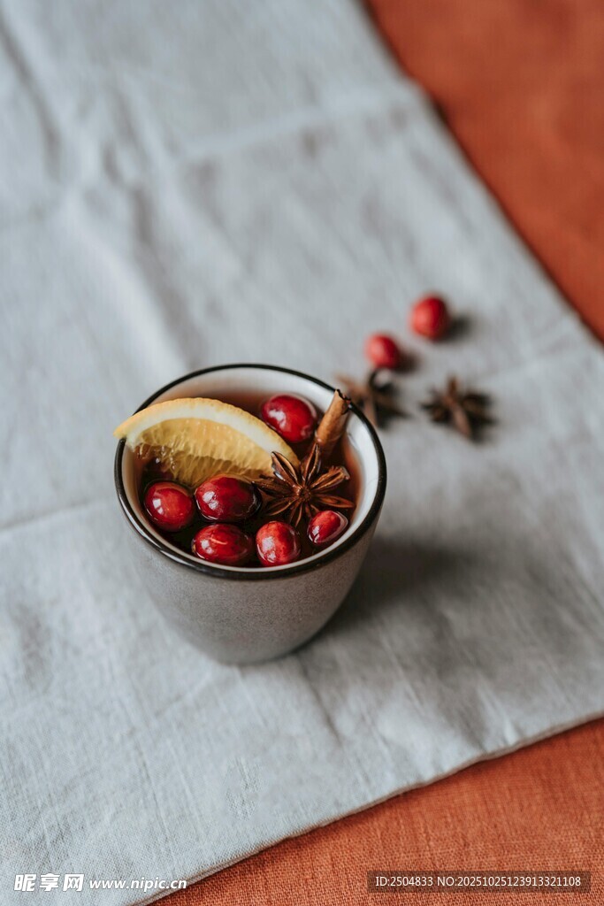 碗中石榴与饼干的温馨组合