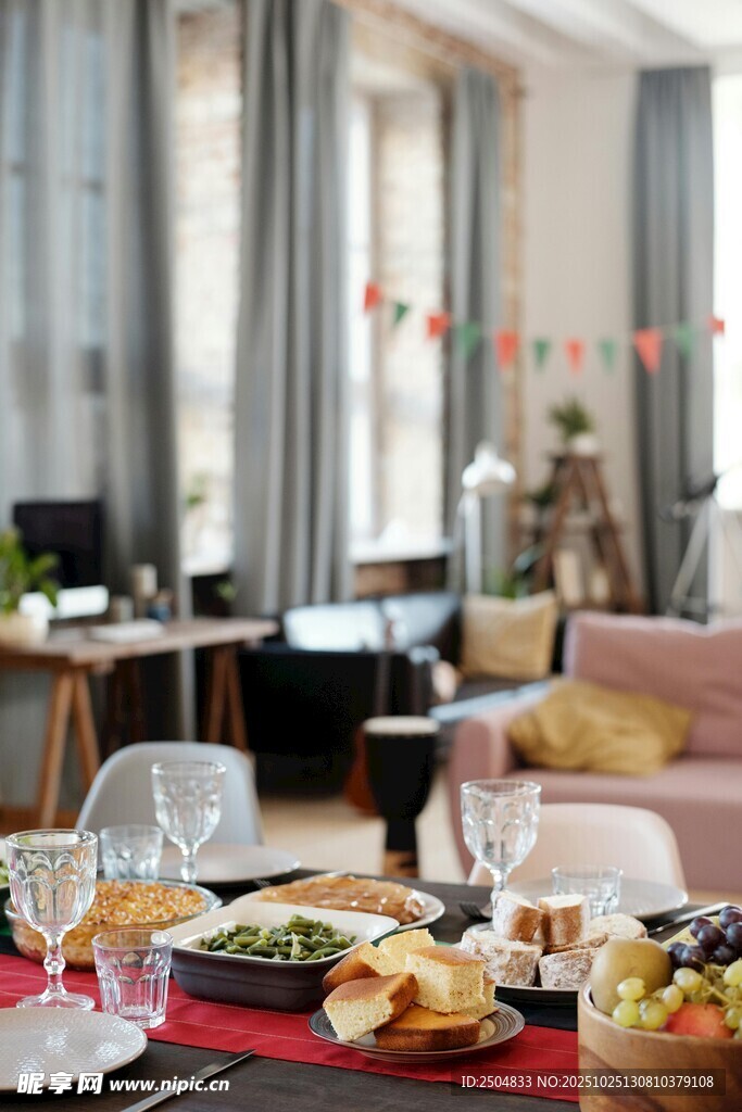 温馨客厅中的美食聚会场景