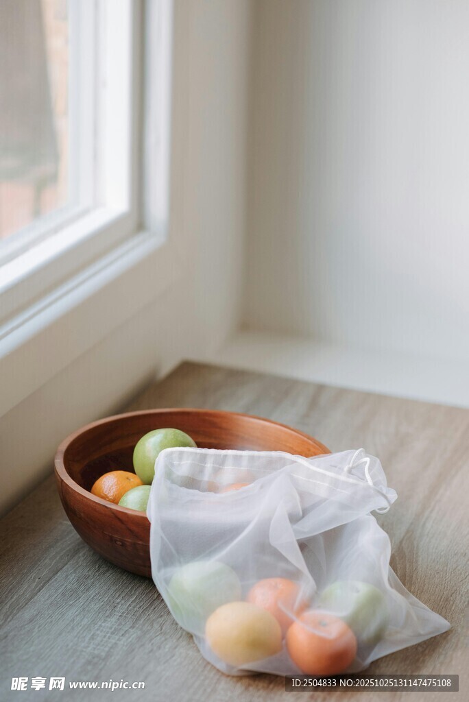 窗边木碗中的蔬果