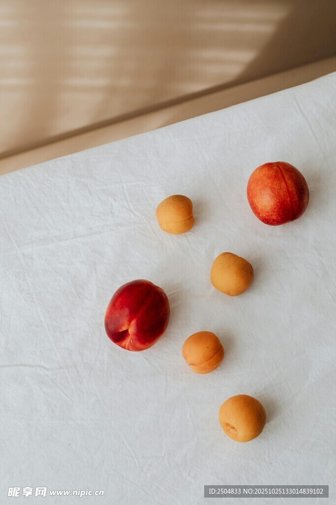 多彩鲜果摆放在浅色台面上