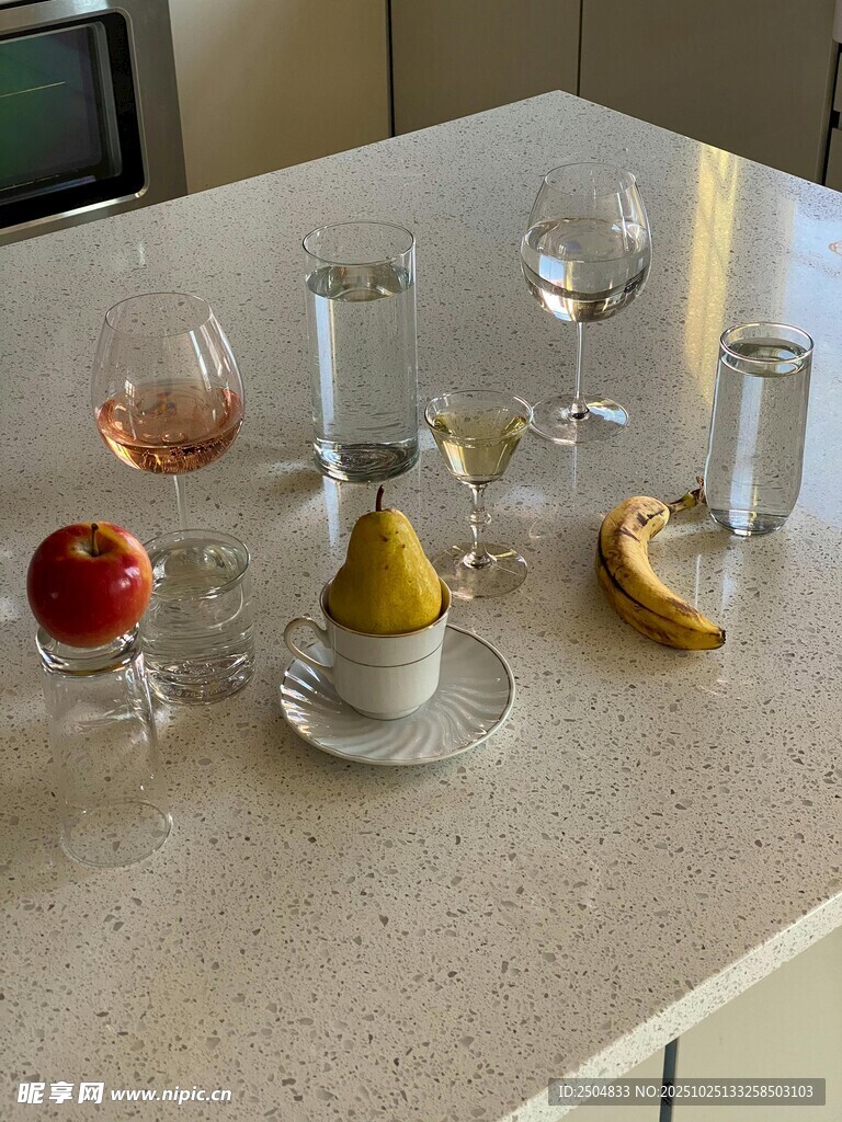 厨房台面上的精致饮品与水果