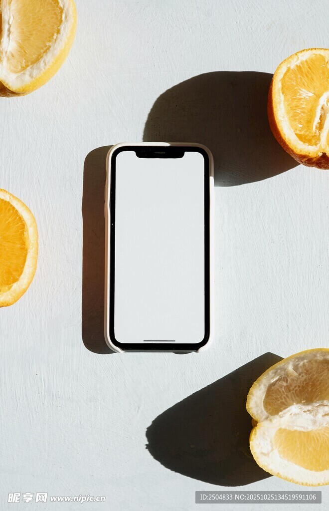 手机旁的新鲜橙子切片