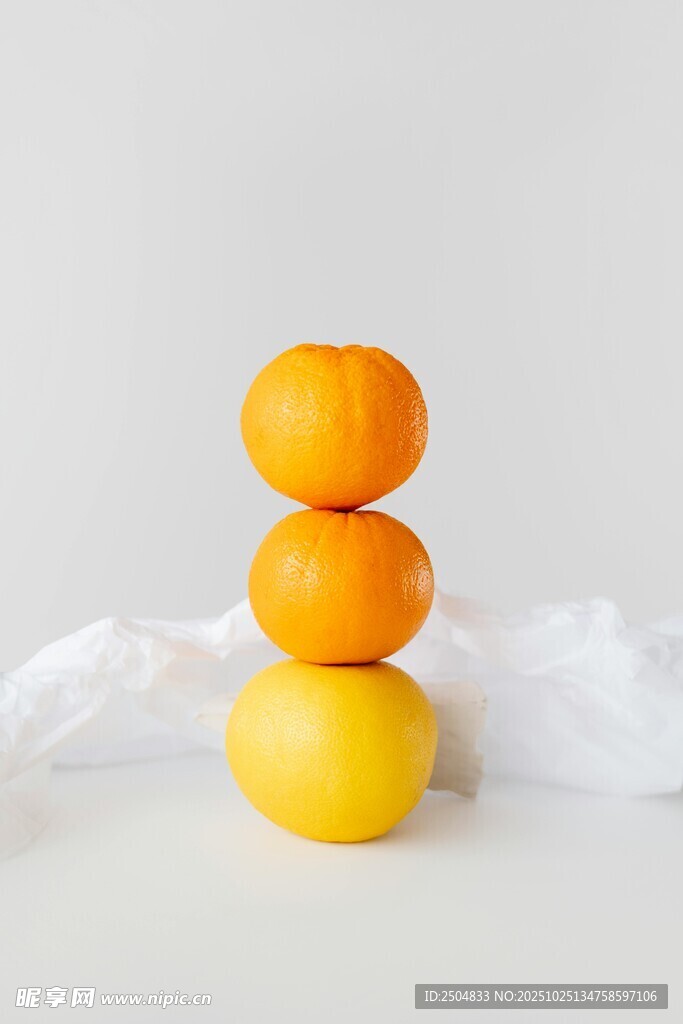 三枚柑橘堆叠展示图