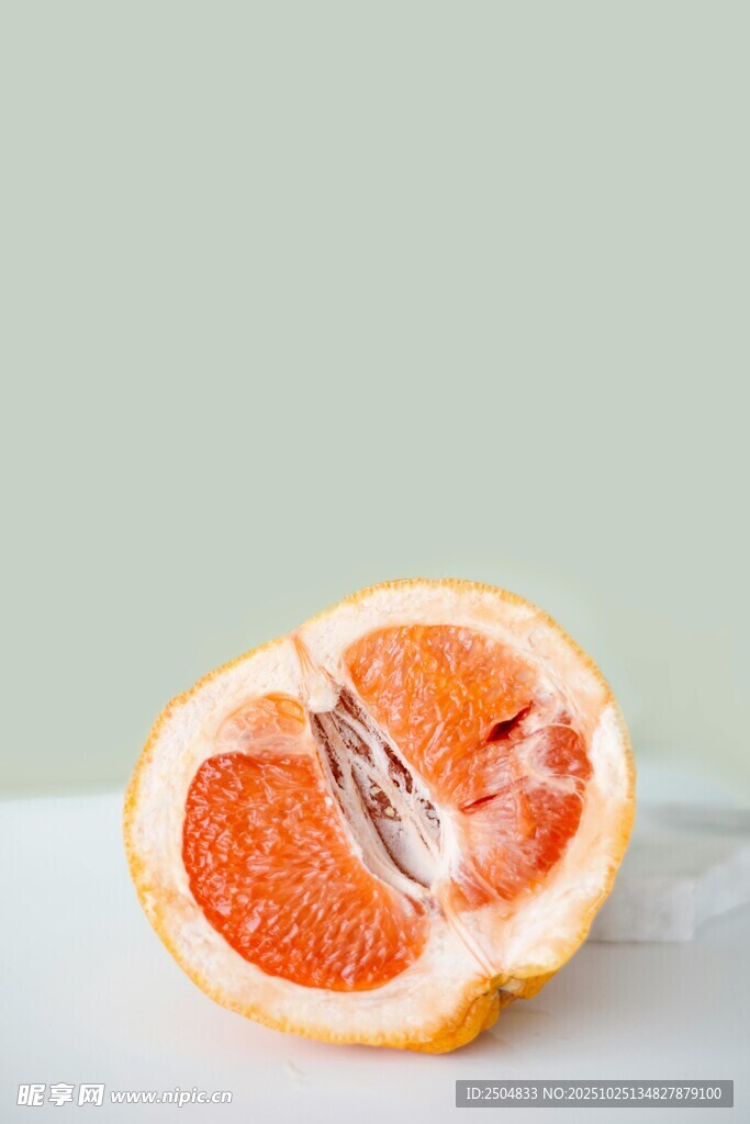 切开的西柚与金属勺子