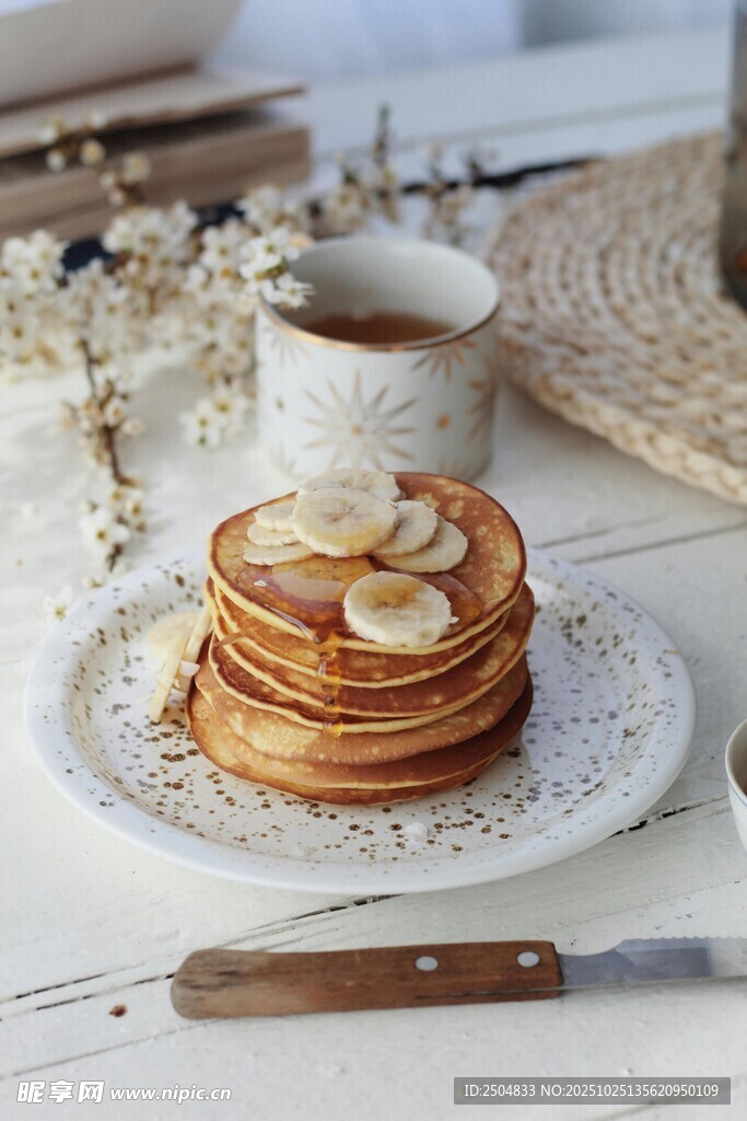 美味松饼配咖啡与装饰