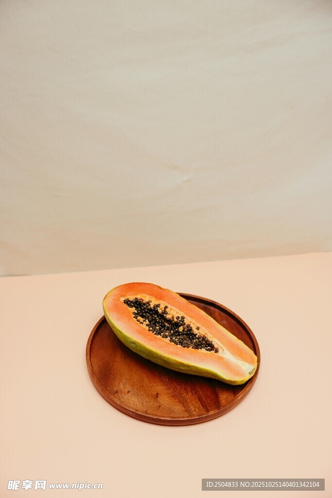 木盘上的半颗新鲜木瓜