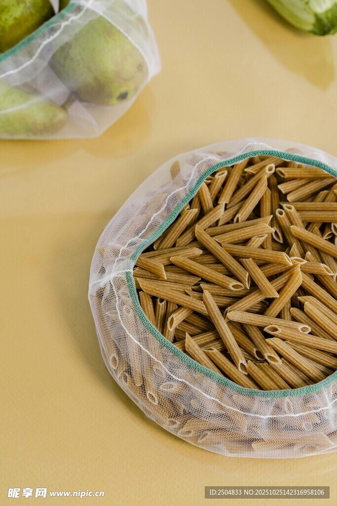 袋装木筷整齐摆放