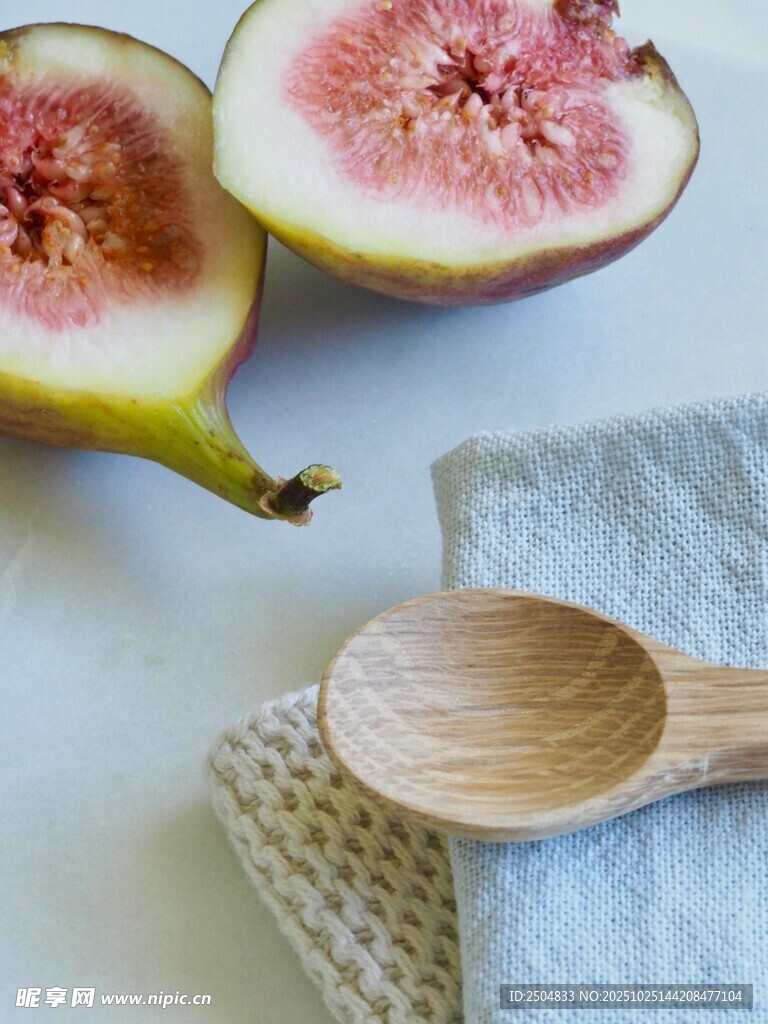新鲜无花果与木勺静物图