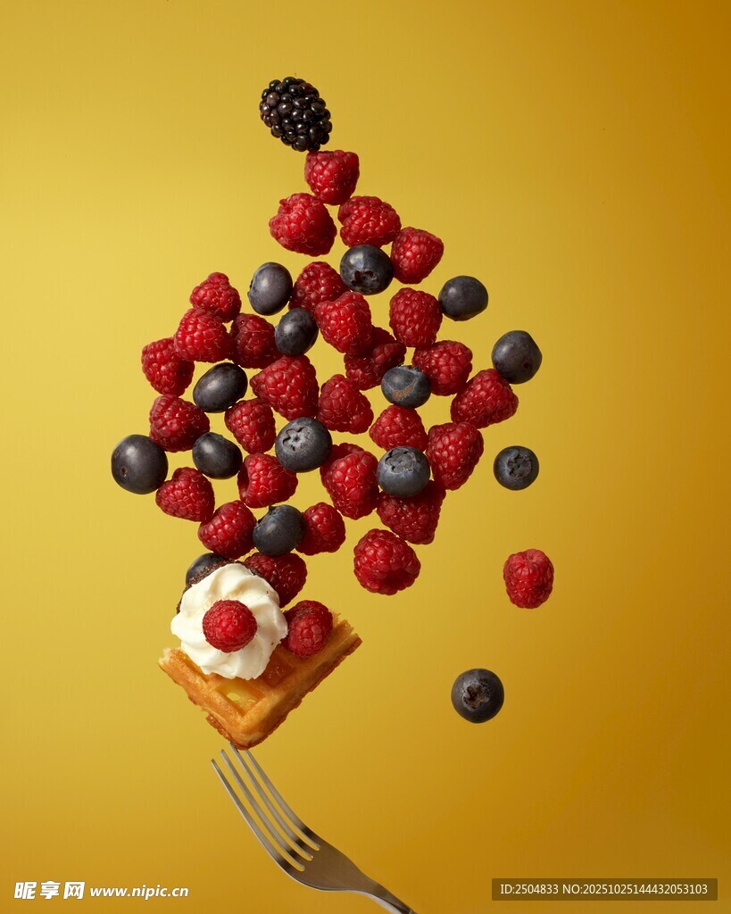 浆果洒落的美味甜点