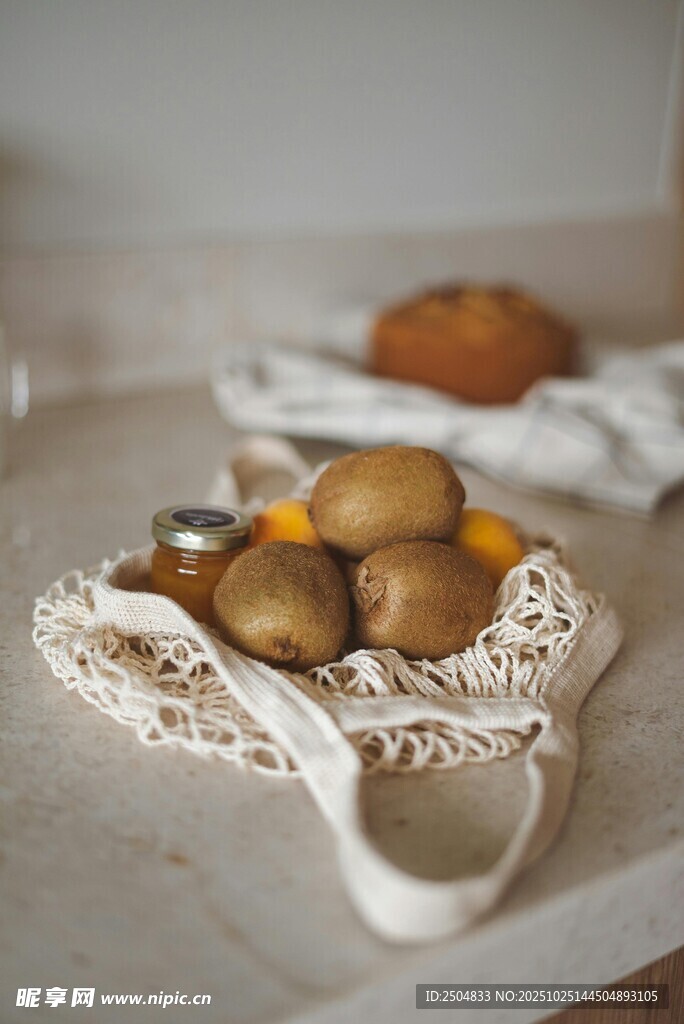 编织篮中的多彩土豆