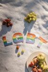 沙滩上的LGBT主题水果布置