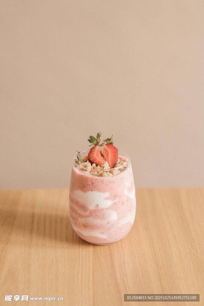 粉色大理石纹杯装草莓