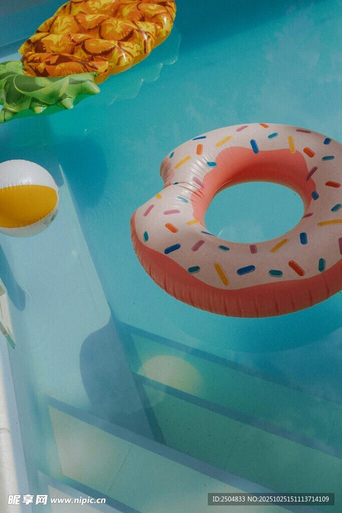 泳池中的甜甜圈 泳圈