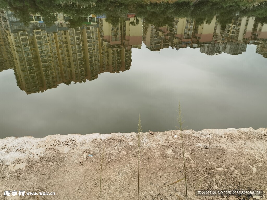 湖边倒影城市建筑美景