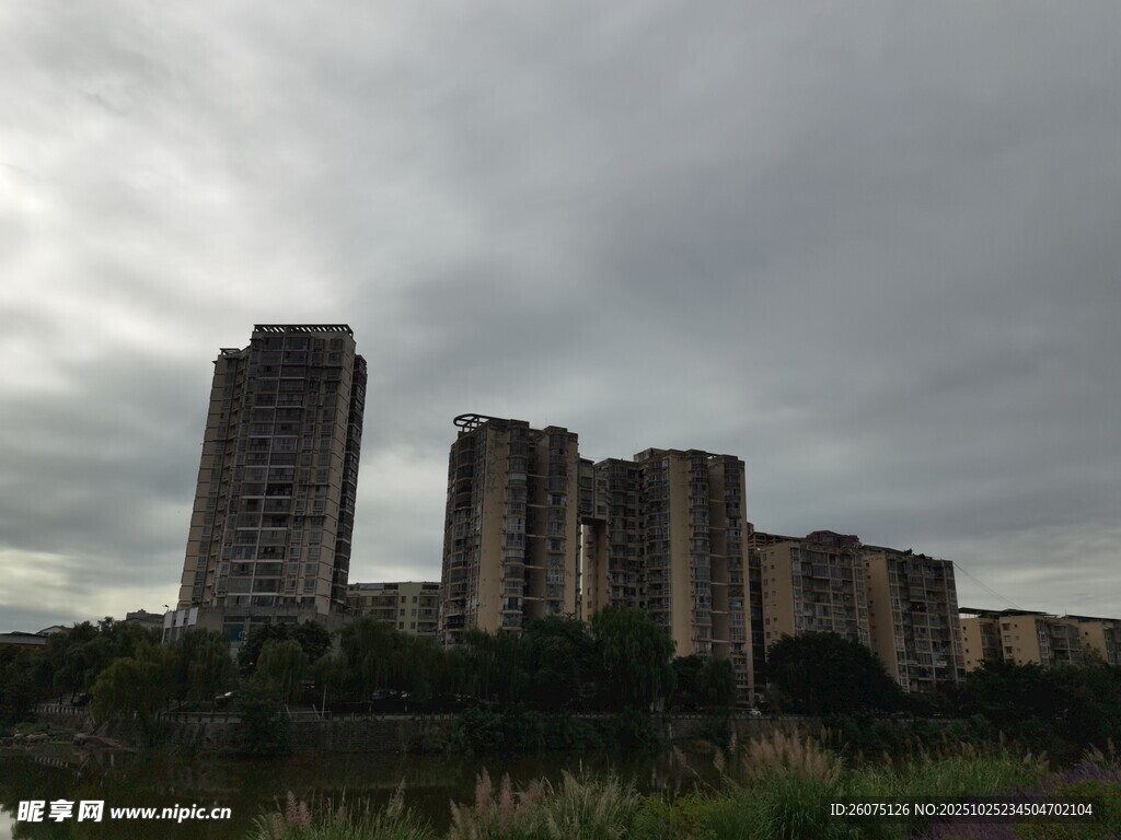 阴天下的城市高楼景观