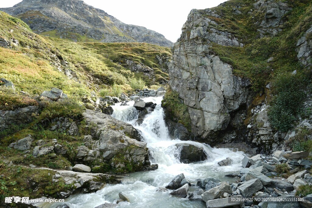 山间溪流瀑布自然美景