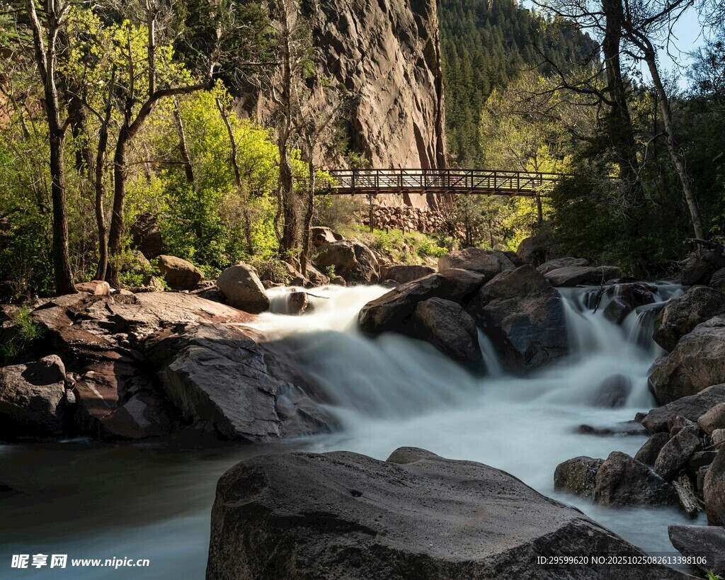 山间溪流与岩石景观