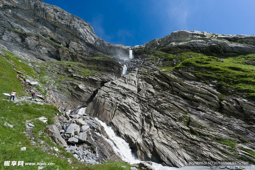 山间飞瀑 