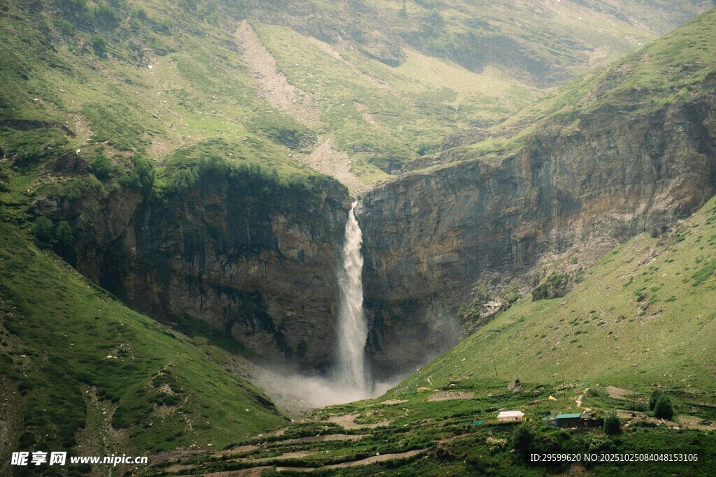 山间壮丽瀑布自然美景