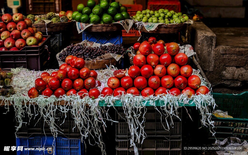 市场中色彩鲜艳的新鲜番茄