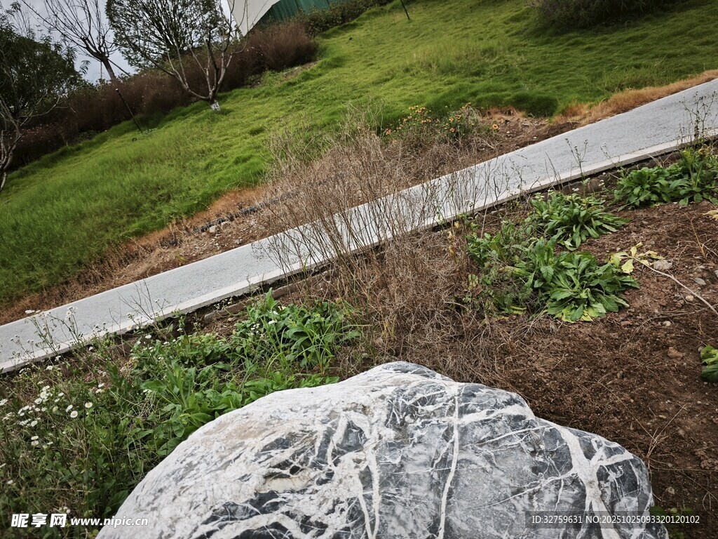 山间小径旁的巨石景观