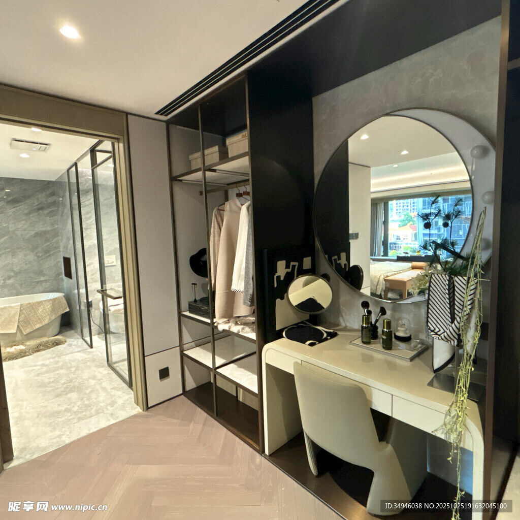 现代风格精致衣帽间一角