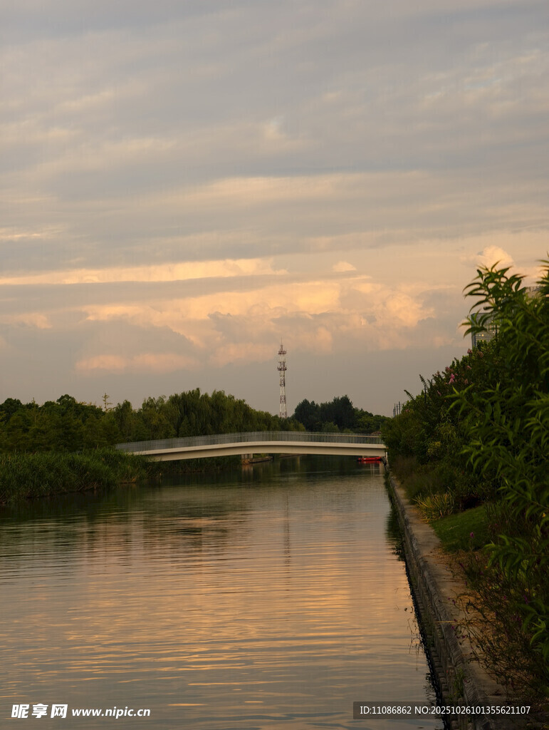 河畔黄昏美景 朝霞
