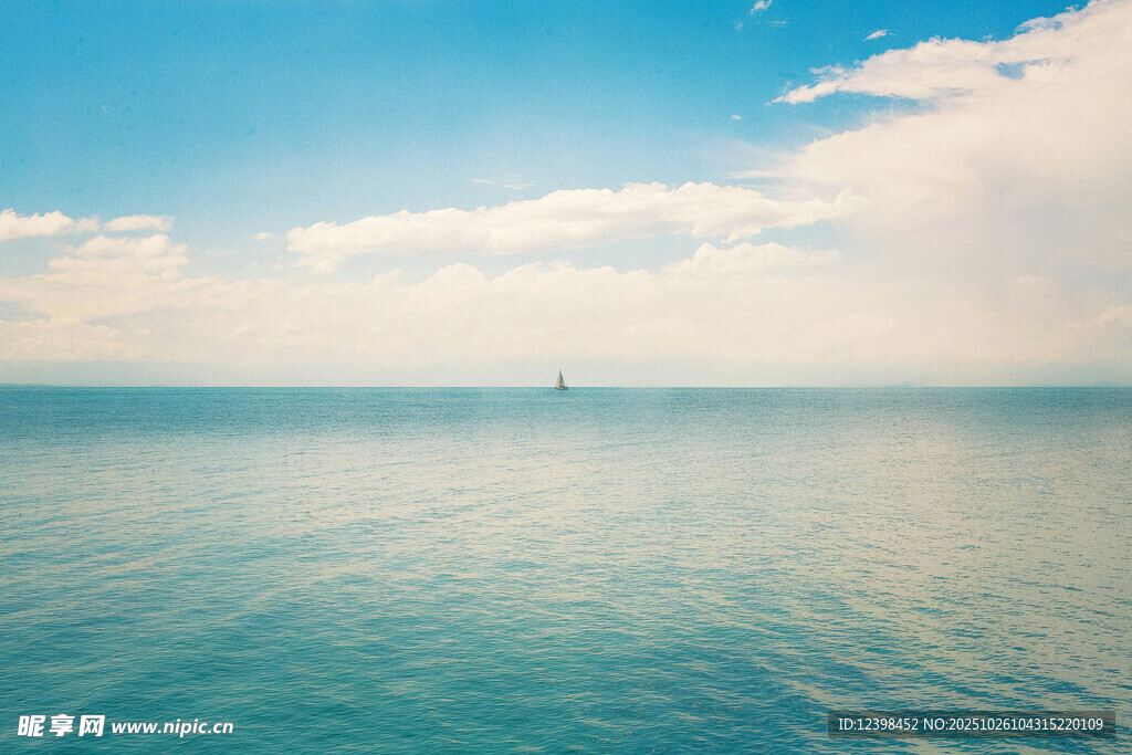 广阔海面与蓝天白云美景