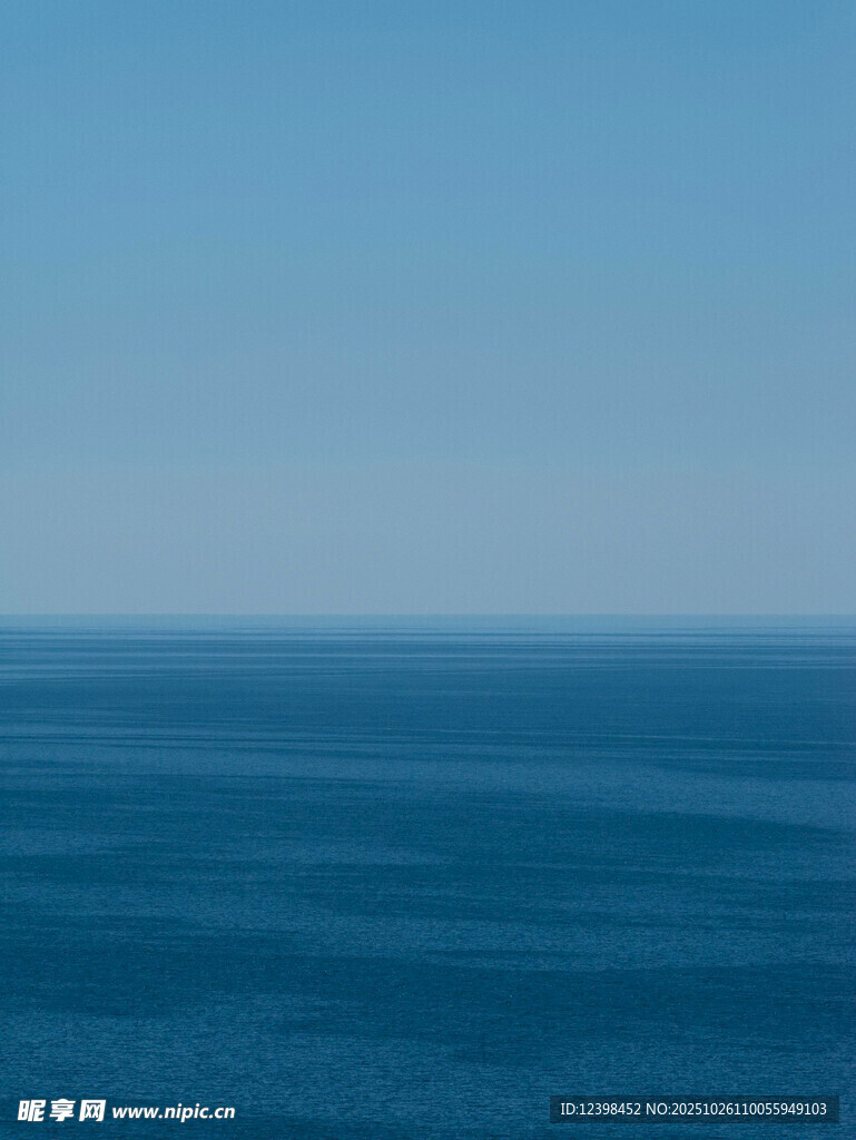 广阔蔚蓝大海的宁静景象
