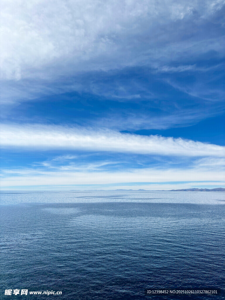 广阔海面与蓝天白云美景