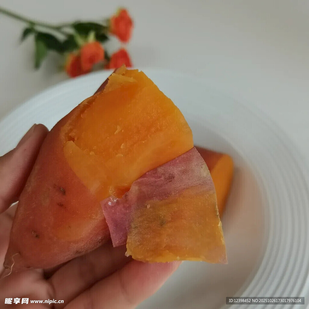 手拿切开的红薯