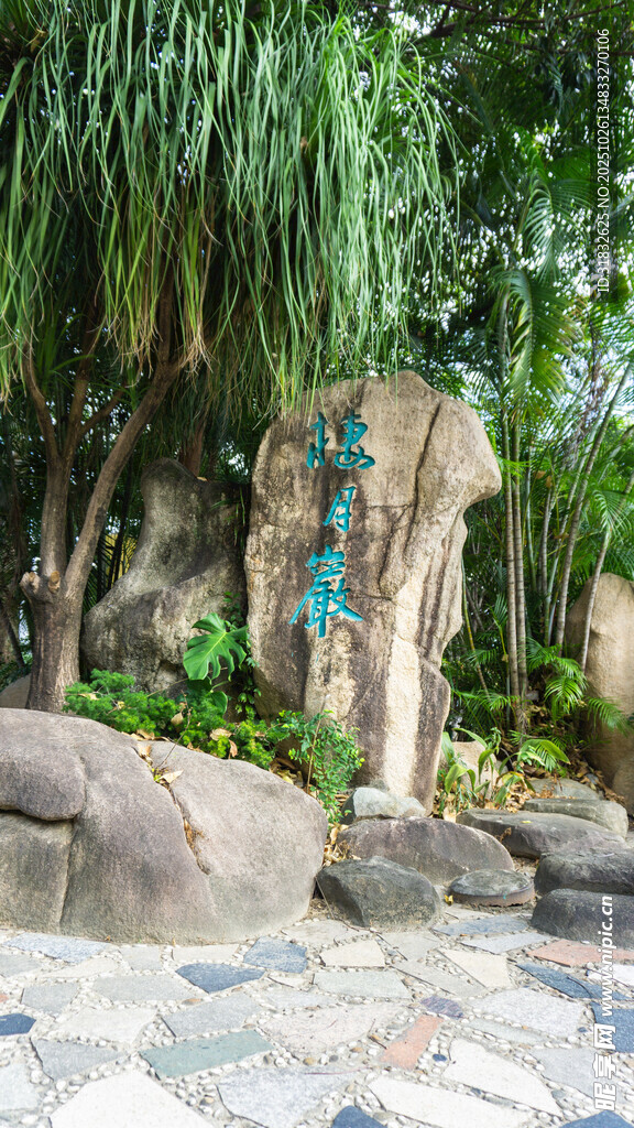 园林中的彩绘大象石雕