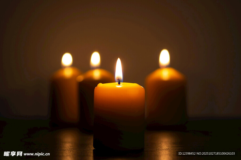 点燃的蜡烛散发温暖光芒