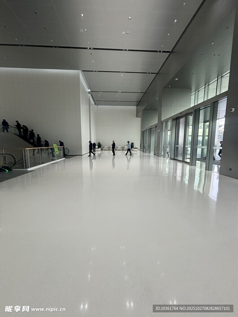 宽敞现代的室内空间场景