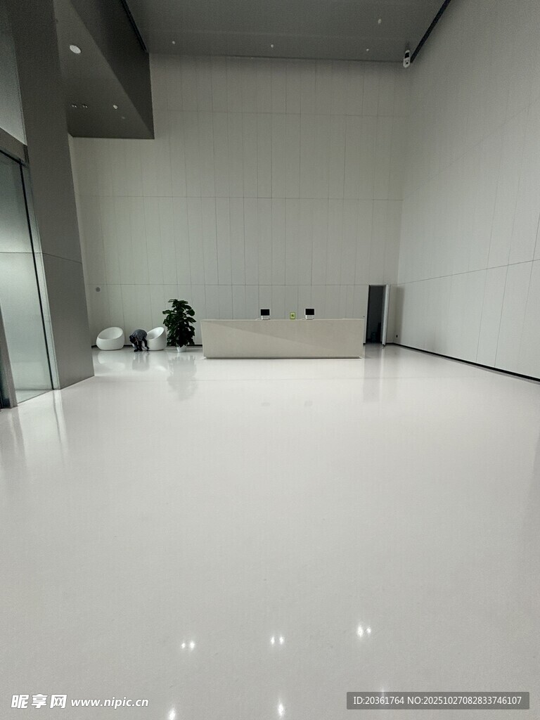 空旷洁净的室内空间场景
