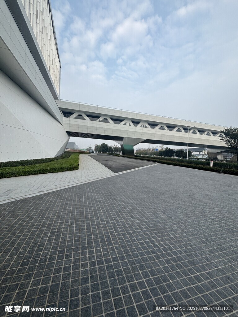 现代建筑旁的整洁路面